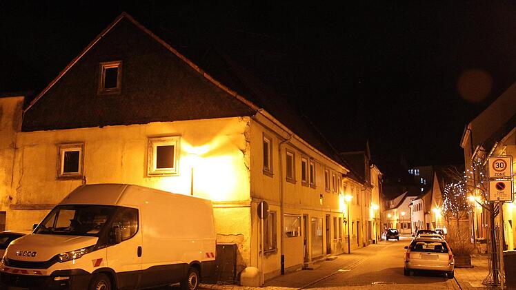 Die Ecke Kirchgasse/Mauergasse/Bürgermeister-Dr.-Hauptmann-Ring wird momentan bevorzugt zum Abstellen von Fahrzeugen benutzt.  Die drei alten Häuser links sollen für eine Neubebauung weichen. Auch die kleine Grünfläche dahinter wird in das Areal einbezogen, für das ein Architektenwettbewerb ausgelobt wurde. Popp