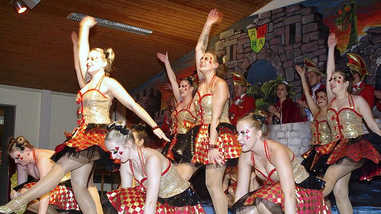 Die "Wilde 14" gewinnt mit ihrem Showtanz viel Beifall.  Foto: Winfried Ehling