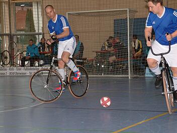 Mit drei Siegen in der Bayernliga Elite haben sich die Steinwiesener Radballer Andras Klinger (links) und Dennis Klinger vom sechsten auf den vierten Tabellenplatz vor dem letzten Spieltag verbessert.  Foto: Hans Franz