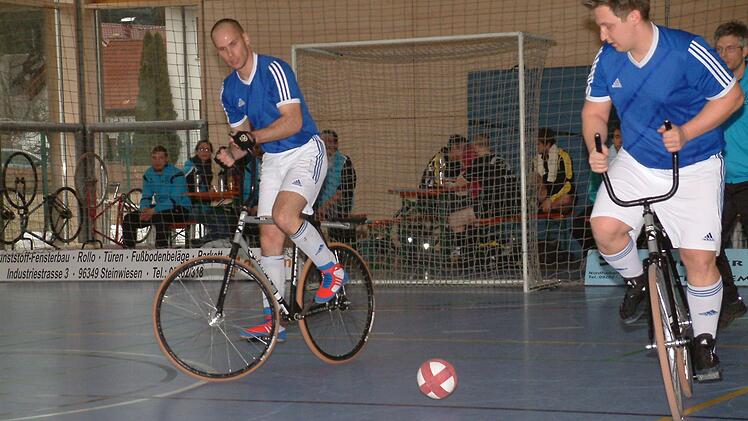 Mit drei Siegen in der Bayernliga Elite haben sich die Steinwiesener Radballer Andras Klinger (links) und Dennis Klinger vom sechsten auf den vierten Tabellenplatz vor dem letzten Spieltag verbessert.  Foto: Hans Franz