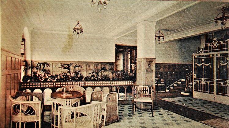 Das Foyer des Hotels (um 1910) mit neuem Aufzug (rechts). Repro: Sigismund von Dobschütz