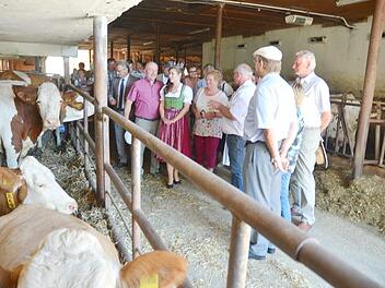 Groß war das Interesse an den Führungen, die Erwin Schwarz durch seine Stallungen in Burggrub anbot. Foto: Karl-Heinz Hofmann