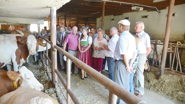 Groß war das Interesse an den Führungen, die Erwin Schwarz durch seine Stallungen in Burggrub anbot. Foto: Karl-Heinz Hofmann