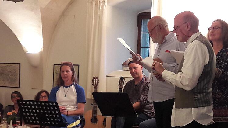 Die Litera(n)ten begeisterten mit ihren szenischen Vorlesungen im Deutschherrnkeller in Münnerstadt zum Thema "Meer und Mehr". Foto: Hartmut Hessel