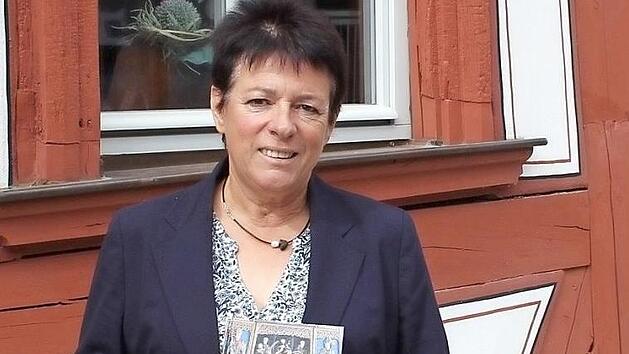 Christiane Kolbet pr&auml;sentiert das neue Werk.  Foto: Karina Brock