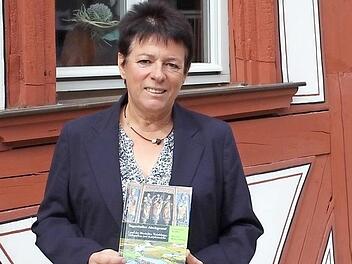 Christiane Kolbet präsentiert das neue Werk.  Foto: Karina Brock