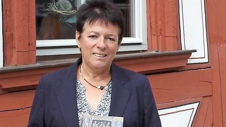 Christiane Kolbet präsentiert das neue Werk.  Foto: Karina Brock