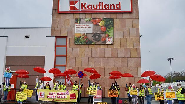 Sicherheit vor der Altersarmut und mehr Lohn waren Kernpunkte des Streiks in Bad Kissingen. Foto: Peter König