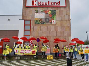 Sicherheit vor der Altersarmut und mehr Lohn waren Kernpunkte des Streiks in Bad Kissingen. Foto: Peter König