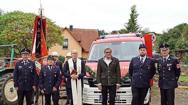 Vor dem neuen Fahrzeug (von links) der Kommandant der FFW Waischenfeld, Roland Huppmann, Vorsitzender Martin M&uuml;ller, Kaplan Christian M&uuml;llner, Dritter Bgm. Richard Wieg&auml;rtner, Kommandant Marcel D&ouml;tzer und Kreisbrandrat Oliver Flake
