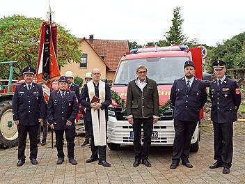 Vor dem neuen Fahrzeug (von links) der Kommandant der FFW Waischenfeld, Roland Huppmann, Vorsitzender Martin Müller, Kaplan Christian Müllner, Dritter Bgm. Richard Wiegärtner, Kommandant Marcel Dötzer und Kreisbrandrat Oliver Flake