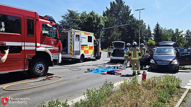 Schwerer Autounfall in Bamberg - Person eingeklemmt