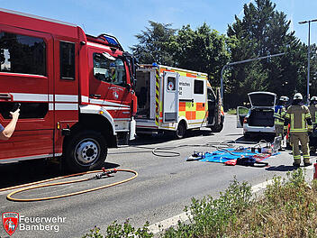 Schwerer Autounfall in Bamberg - Person eingeklemmt