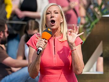 Der "ZDF Fernsehgarten" geht mittags auf Sendung - wenn die Sonne besonders hoch steht. Kein Wunder, dass Moderatorin Andrea Kiewel sich bei den aktuellen Temperaturen nach einer Abk&uuml;hlung sehnt.