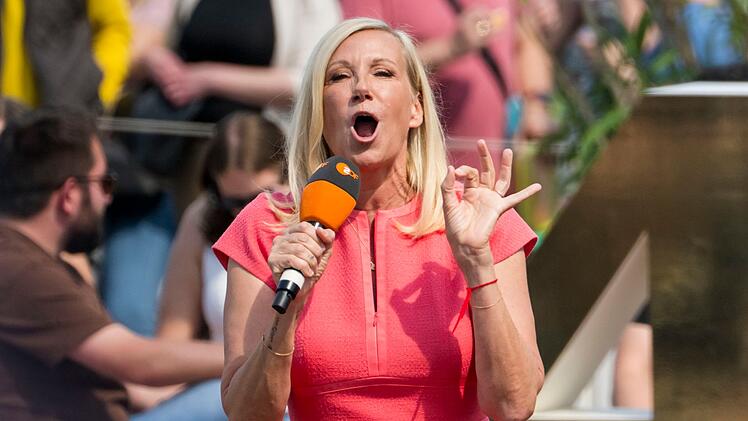 Der "ZDF Fernsehgarten" geht mittags auf Sendung - wenn die Sonne besonders hoch steht. Kein Wunder, dass Moderatorin Andrea Kiewel sich bei den aktuellen Temperaturen nach einer Abk&uuml;hlung sehnt.