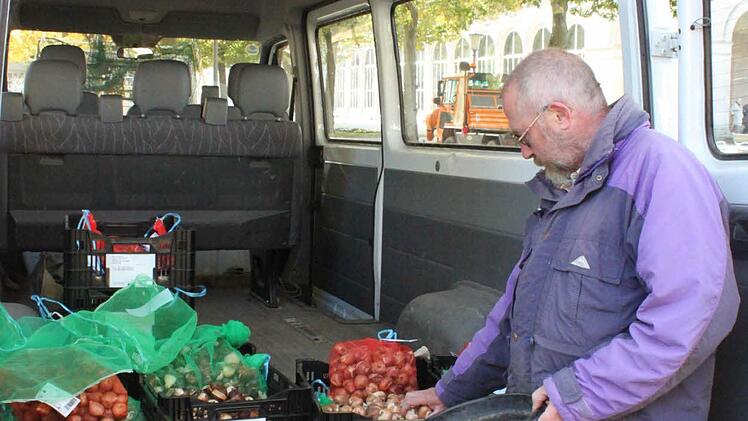 18 000 Blumenzwiebeln kommen unter die Erde.