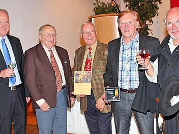 Bürgermeister Helmut Bland freut sich über Buch und CD. Klaus-Dieter  Guhling stellte das Buch "Weinbau in Münnerstadt" vor. Dr. Johannes Becker hat es geschrieben.  Horst Müller hält die CD  "Münnerstadt - Auf den Spuren des Nachtwächters".  Rainer Kirch    sprach den Text.   Foto: Dieter Britz