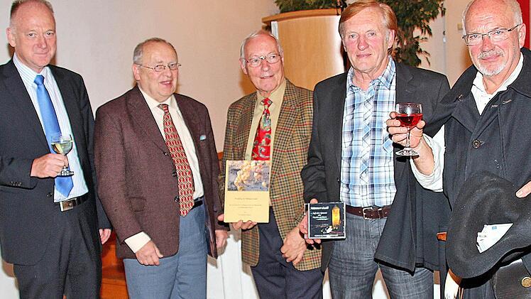 Bürgermeister Helmut Bland freut sich über Buch und CD. Klaus-Dieter  Guhling stellte das Buch "Weinbau in Münnerstadt" vor. Dr. Johannes Becker hat es geschrieben.  Horst Müller hält die CD  "Münnerstadt - Auf den Spuren des Nachtwächters".  Rainer Kirch    sprach den Text.   Foto: Dieter Britz