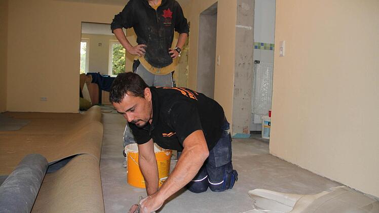 Nicht alles geht in ehrenamtlicher Arbeit. So verlegen Handwerker die Böden der Einrichtung.