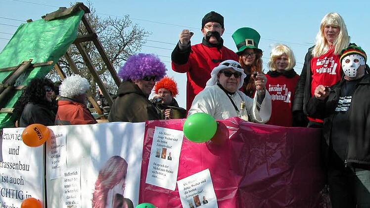 Ausnahmezustand in Weischau: Der einst "kleinste Faschingsumzug" der Welt hat sich längst zu einer echten Konkurrenz für den Coburger Gaudiwurm entwickelt. Foto: Klaus Olezner