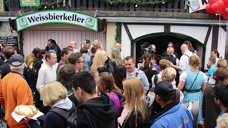 Hochzeit auf der Bergkerwa: Christian Stenz und Daniela Doppel aus Erlangen heirateten auf der Bergkirchweih 2015 Foto: Christian Bauriedel