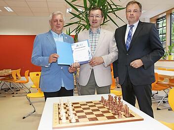 BLSV-Kreisvorsitzender Edmund Mauser (links) überreichte die Mitgliedschaftsurkunde an Vorsitzenden Georg Petersammer. Mit auf dem Bild ist Zweiter Bürgermeister Georg Eismann (rechts).  Foto: erl