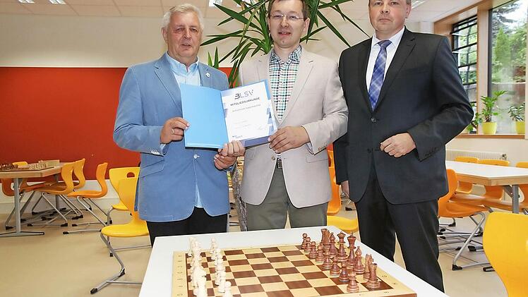 BLSV-Kreisvorsitzender Edmund Mauser (links) überreichte die Mitgliedschaftsurkunde an Vorsitzenden Georg Petersammer. Mit auf dem Bild ist Zweiter Bürgermeister Georg Eismann (rechts).  Foto: erl