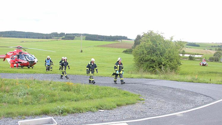 Der Helikopter (links) mit dem verletzten Unfallverursacher ist startklar, der rechte Hubschrauber flog ohne Patienten ab.  Foto: Friedwald Schedel