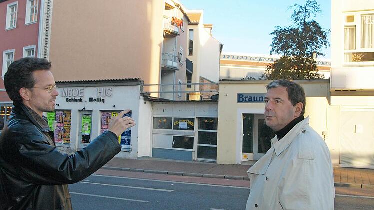 Im Herbst 2003 standen die Baracken noch, als Gabriele Tonin (rechts) und Stephan Gleisner ihre Pläne mit dem Grundstück vorstellten.