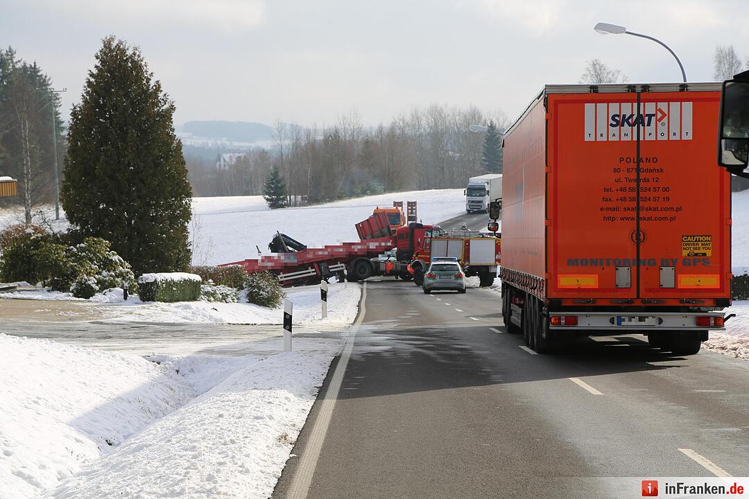 Lkw rutscht in Böschung