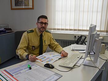 Der Leiter der Polizeiinspektion Neustadt, Uwe Kalamala, erklärt die Kriminalstatistik für seinen Zuständigkeitsbereich.  Foto: Rainer Lutz