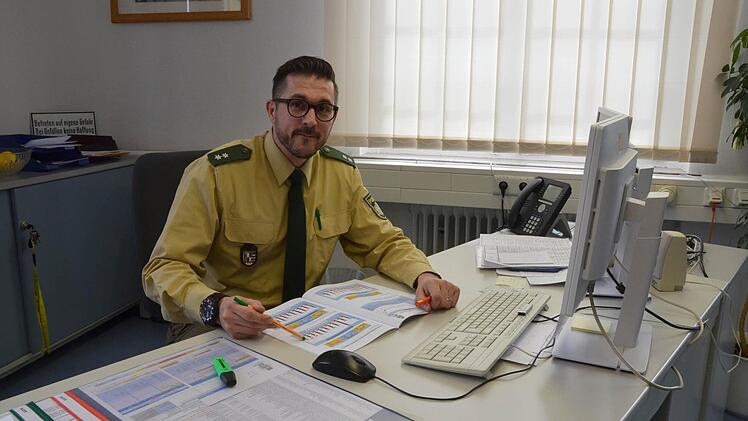 Der Leiter der Polizeiinspektion Neustadt, Uwe Kalamala, erklärt die Kriminalstatistik für seinen Zuständigkeitsbereich.  Foto: Rainer Lutz