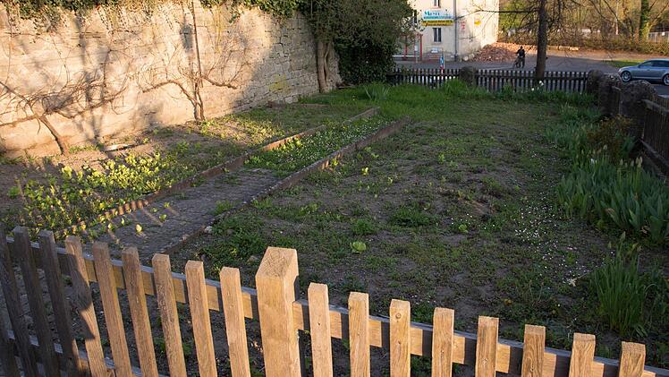 Da in den Urnenwänden im Friedhof in Obertheres nur noch drei Plätze vorhanden sind, soll auch ein "Friedfeld" für die anonyme Urnenbestattung im ehemaligen Lehrergarten am Friedhof ausgewiesen werden.  Foto: Ulrike Langer