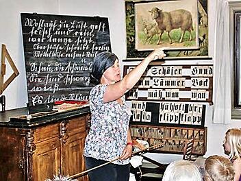 Historischer Schulunterricht: So richtig lustig war es damals nicht, vermittelt "Dorfschullehrerin" Renate Kiesel. Fotos: Werner Vogel