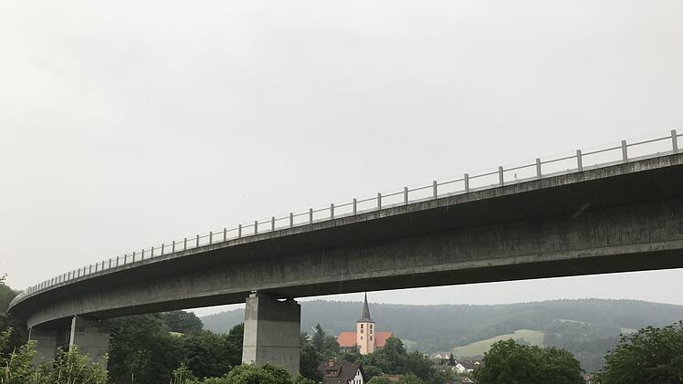 Muss saniert werden: Die Brücke der Umgehungsstraße bei Oberbach. Foto: Sebastian Schmitt