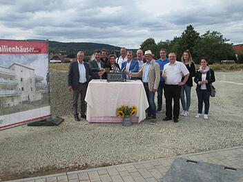 Die Grundsteinlegung des neuen Sozialgebäudes nahmen (vordere Reihe von links) Vize-Landrat Emil Müller, Elmar Herterich und Lebenspartnerin Christiane Hurrlein, Bernd Wolf, Dekan Klaus Eckert, Bürgermeister Karlheinz Kickuth und Pfarrer Norbert Wahler vor.  Foto: Winfried Ehling