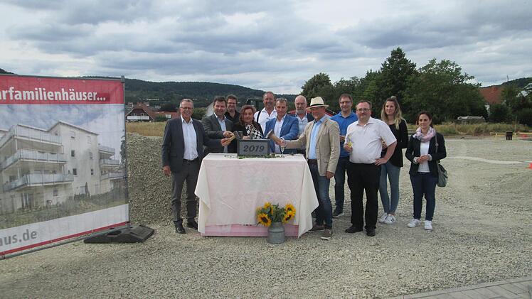 Die Grundsteinlegung des neuen Sozialgebäudes nahmen (vordere Reihe von links) Vize-Landrat Emil Müller, Elmar Herterich und Lebenspartnerin Christiane Hurrlein, Bernd Wolf, Dekan Klaus Eckert, Bürgermeister Karlheinz Kickuth und Pfarrer Norbert Wahler vor.  Foto: Winfried Ehling
