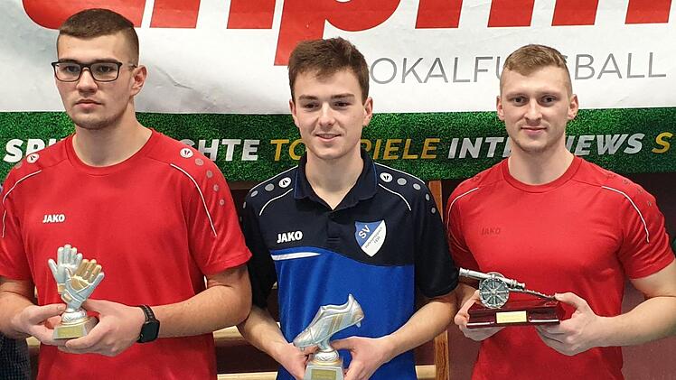 Die Sulzdorfer  Lukas Guthardt (bester Torwart, links) und David Büschelberger umrahmen den Hafenpreppacher Johnatan Hafenecker (bester Feldspieler). Wolfgang Dietz