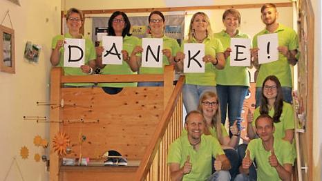 Das Team des Kinder-Secondhand-Basars Sonnefeld dankt f&uuml;r 25 Jahre Treue (von links): oben: Katja Knauer, Heidrun Wolfert-Kostka (stellvertretende Kindergartenleiterin), Kathrin Knoch, Tina Bauer, Evi Friedmann, Andy Vierneusel (Kinderpfleger); auf der Treppe: Thomas Rinke, Sandra Gundermann, Swen Henneberger, Katrin Schneider (Erzieherin).  Foto: Tina Bauer