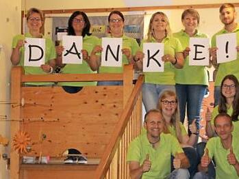 Das Team des Kinder-Secondhand-Basars Sonnefeld dankt für 25 Jahre Treue (von links): oben: Katja Knauer, Heidrun Wolfert-Kostka (stellvertretende Kindergartenleiterin), Kathrin Knoch, Tina Bauer, Evi Friedmann, Andy Vierneusel (Kinderpfleger); auf der Treppe: Thomas Rinke, Sandra Gundermann, Swen Henneberger, Katrin Schneider (Erzieherin).  Foto: Tina Bauer