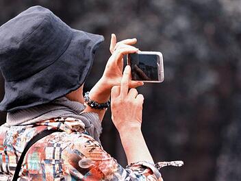 Eine 32 jährige Frau fiel beim Fotografieren ins Wasser. Rettungskräfte können die Bayerin nach 10 Minuten retten. Symbolfoto: pixabay.com/pixel2013