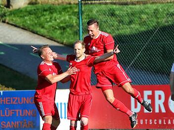 Torjäger Fabian Früh (rechts) brachte den TSV 08 bei seinem Comeback nach einem Kreuzbandriss mit 1:0 in Führung, Benjamin Höfner (Mitte) erhöhte per Foulelfmeter auf 2:0. Links Christian Ohnemüller. Foto: M. Limmer