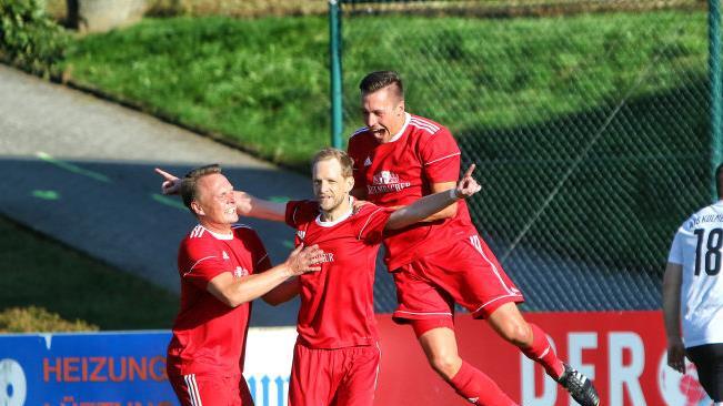 Torjäger Fabian Früh (rechts) brachte den TSV 08 bei seinem Comeback nach einem Kreuzbandriss mit 1:0 in Führung, Benjamin Höfner (Mitte) erhöhte per Foulelfmeter auf 2:0. Links Christian Ohnemüller. Foto: M. Limmer