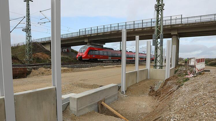 Eine Bahn kommt aus Richtung Bamberg und fährt in Richtung Forchheim.