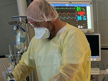 Die Pflegekräfte am Kulmbacher Klinikum - hier Ralf Dorfschäfer auf der Covid-Intensivstation - sind in der Corona-Krise mehr denn je gefordert.