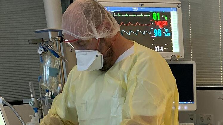 Die Pflegekräfte am Kulmbacher Klinikum - hier Ralf Dorfschäfer auf der Covid-Intensivstation - sind in der Corona-Krise mehr denn je gefordert.