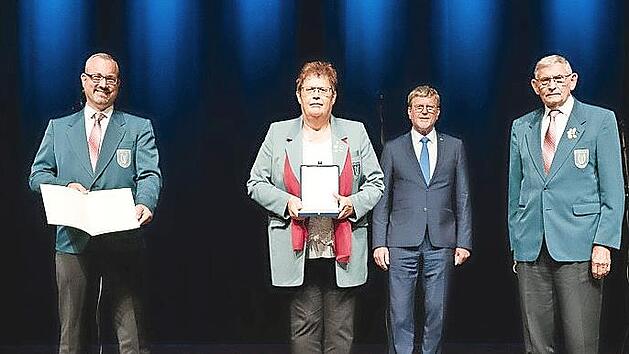 Die Zelter-Plakette erhielt der Gesangverein Dormitz (vorne v.&nbsp;l. Markus M&uuml;ller, C&auml;cilia Geyer und Franz Brendel). Sie wird j&auml;hrlich vom Bundespr&auml;sidenten an Ch&ouml;re verliehen, die seit mindestens 100 Jahren musikalisch wirken.