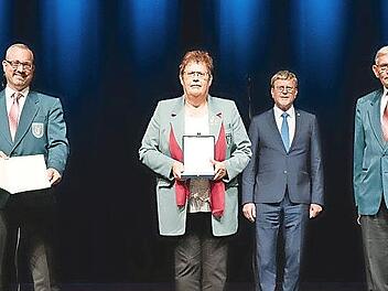 Die Zelter-Plakette erhielt der Gesangverein Dormitz (vorne v. l. Markus Müller, Cäcilia Geyer und Franz Brendel). Sie wird jährlich vom Bundespräsidenten an Chöre verliehen, die seit mindestens 100 Jahren musikalisch wirken.