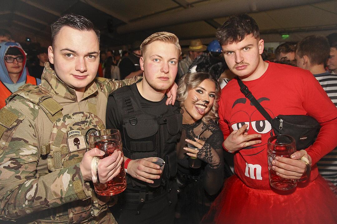 Super Stimmung beim Meeder Zeltfasching 2025!