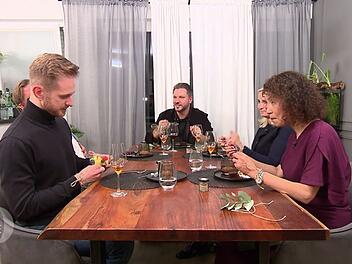 Albert (links) holt einen Obstsalat aus der Tasche, den mag er lieber als Daniels Birnenkompott.